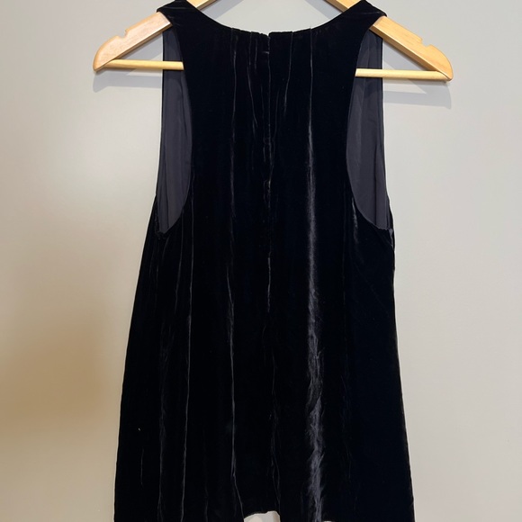 Babaton (Aritzia) - Black Velvet Sleeveless V-neck Blouse Top - size XS - Picture 4 of 5
